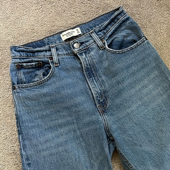 Abercrombie 90’s Straight Ultra High Rise Jeans - Picture 3 of 4